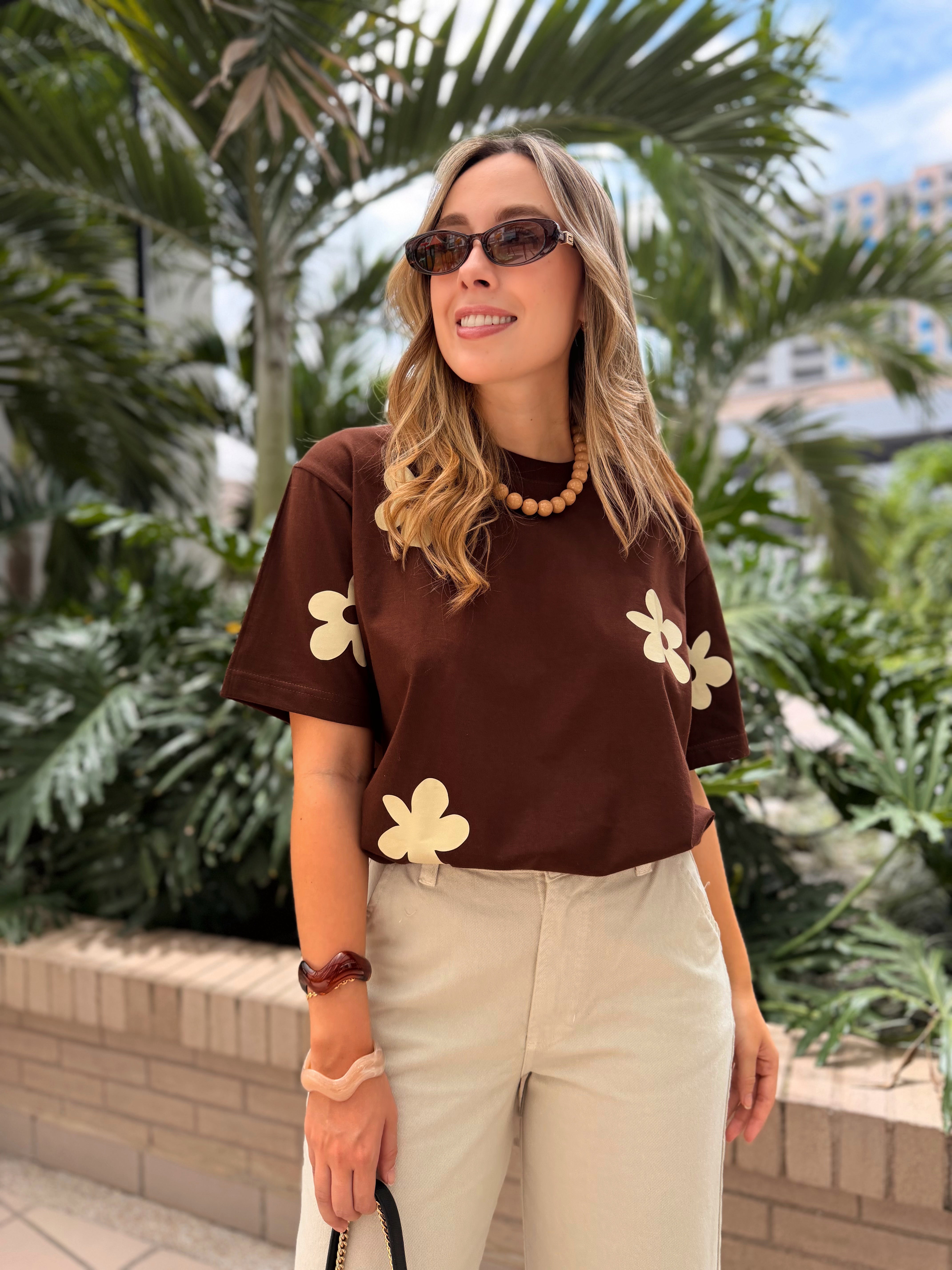 CAMISETA CAFÉ FLOR MARFIL