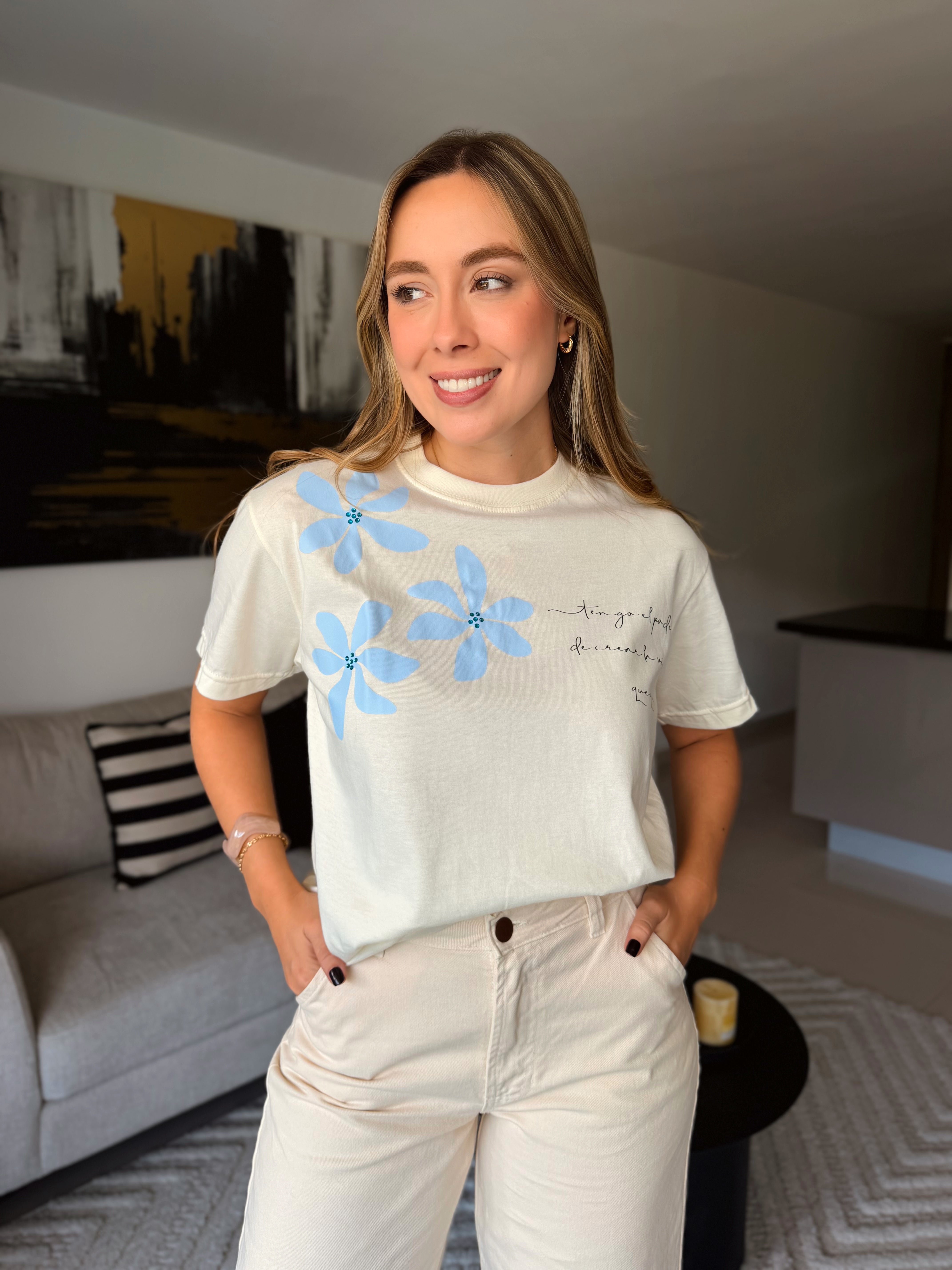 CAMISETA MARFIL FLOR CELESTE