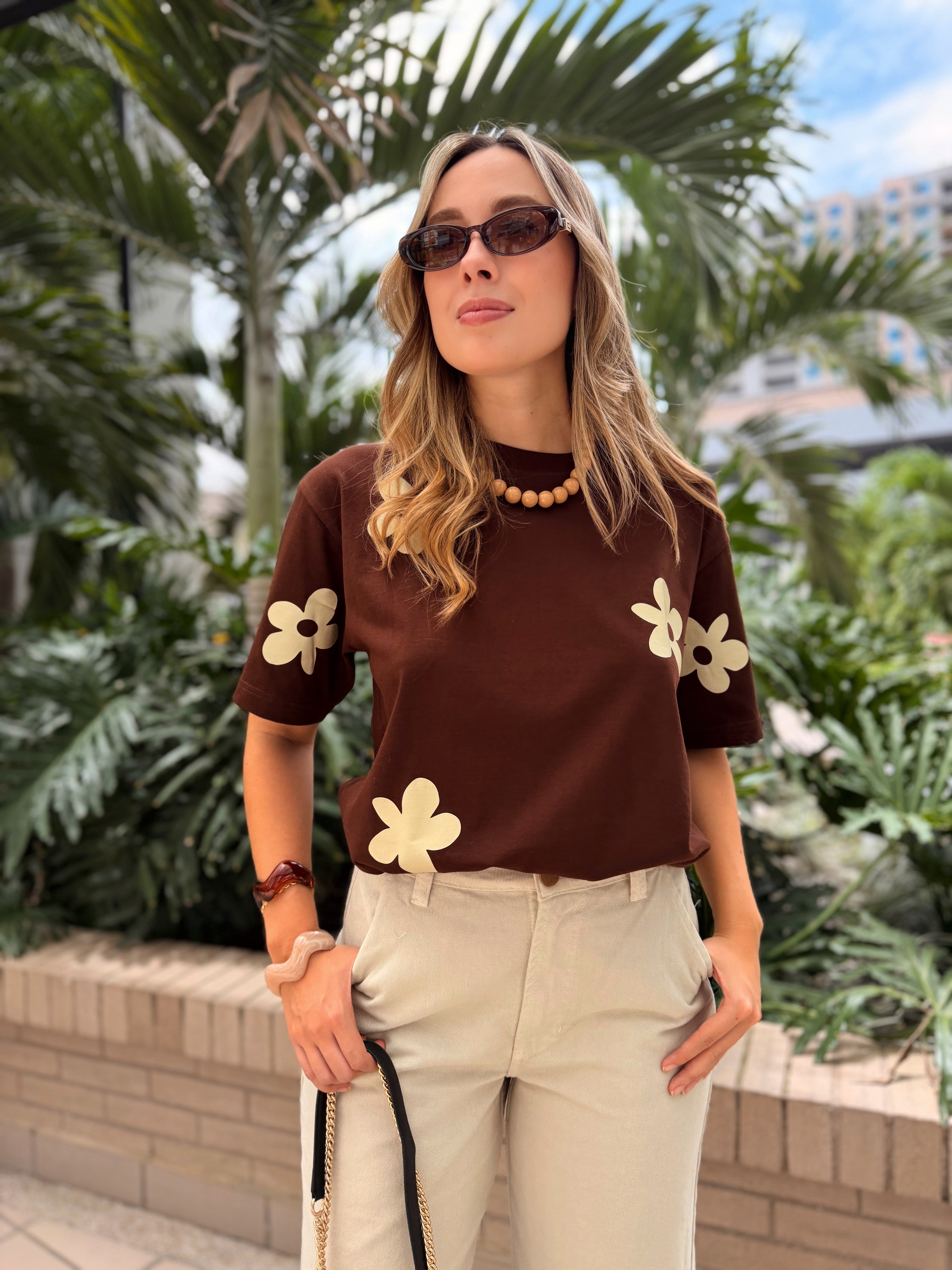 CAMISETA CAFÉ FLOR MARFIL