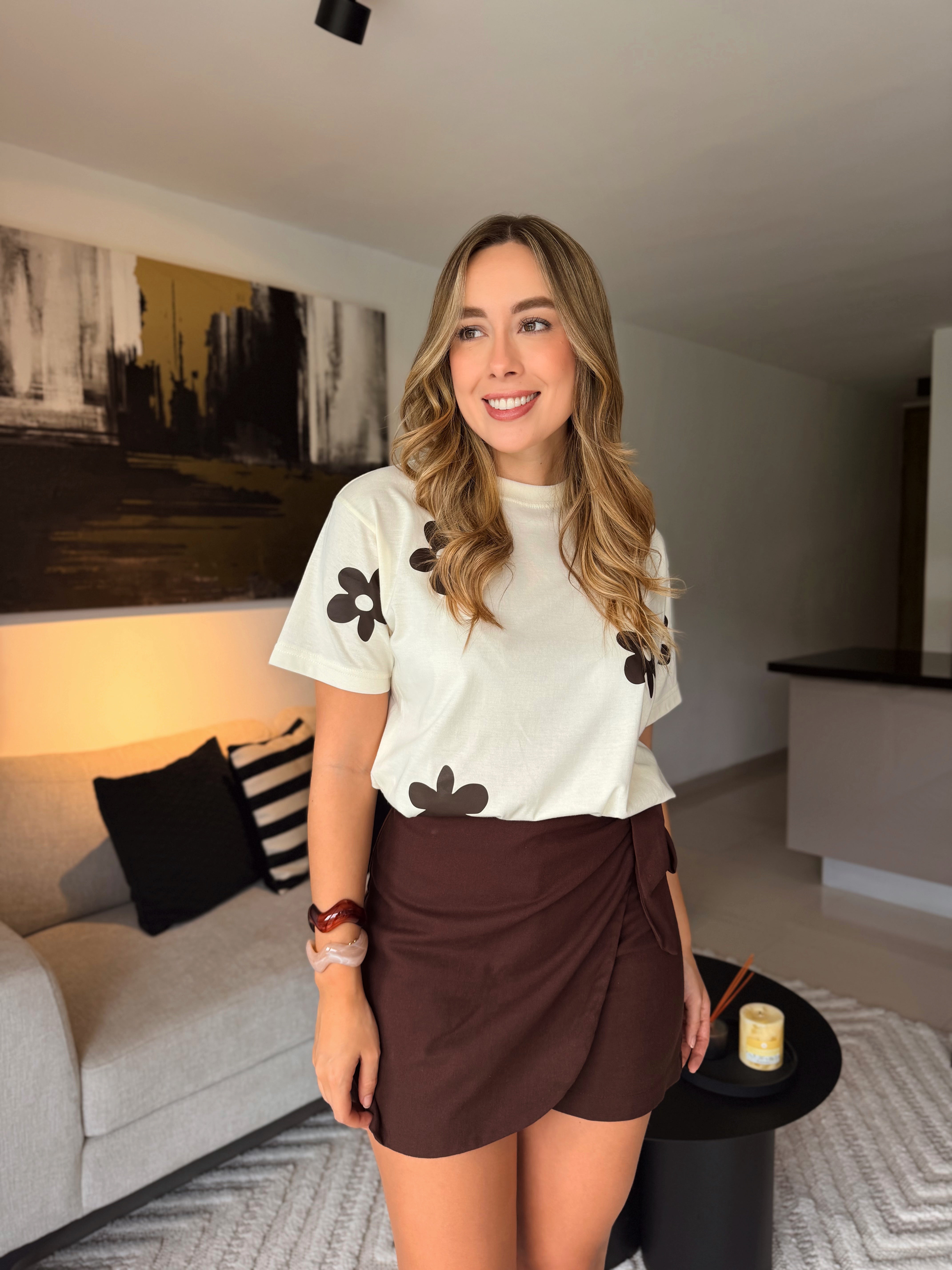 CAMISETA MARFIL FLOR CAFÉ