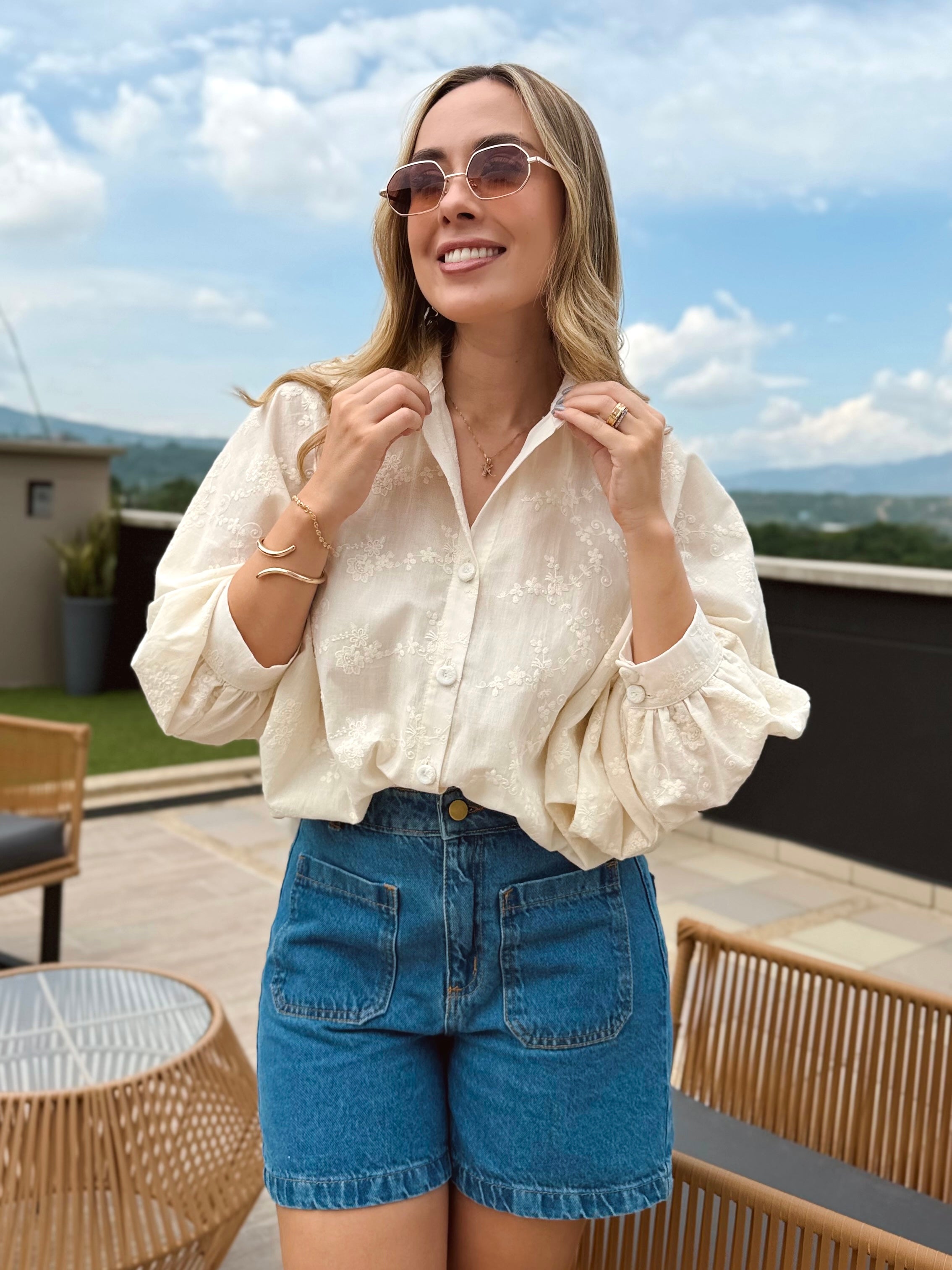 BLUSA MARTINA FLOR PEQUEÑA BORDADA