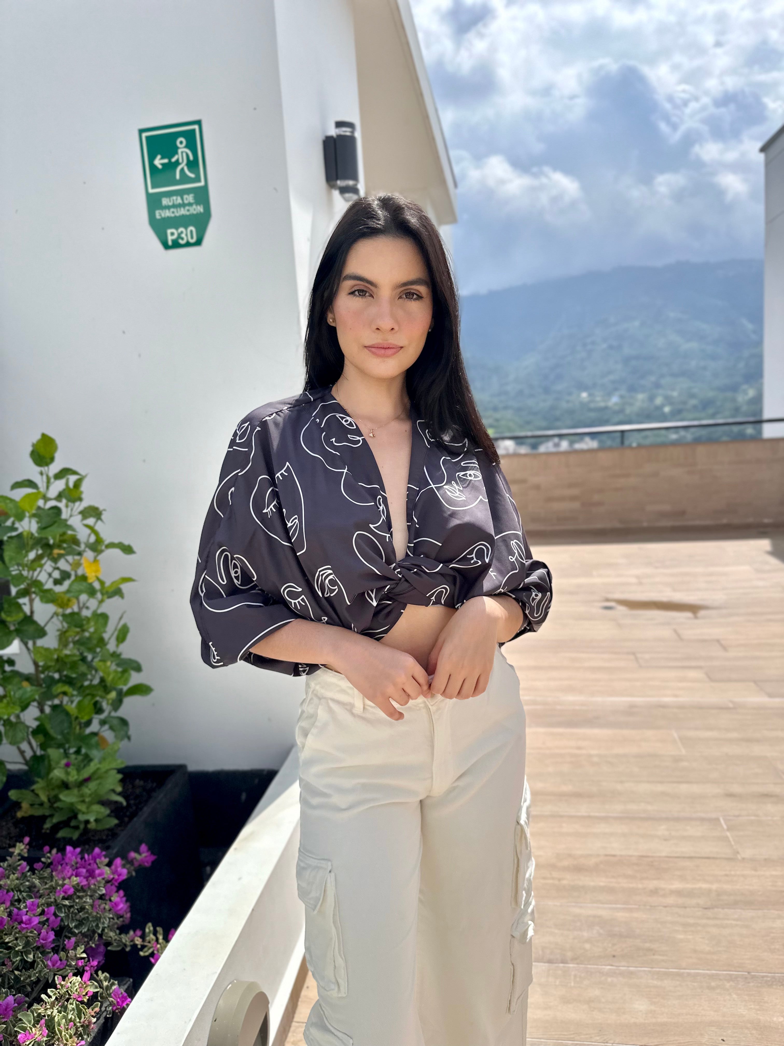 TOP LOLA PRINT NEGRO CARAS