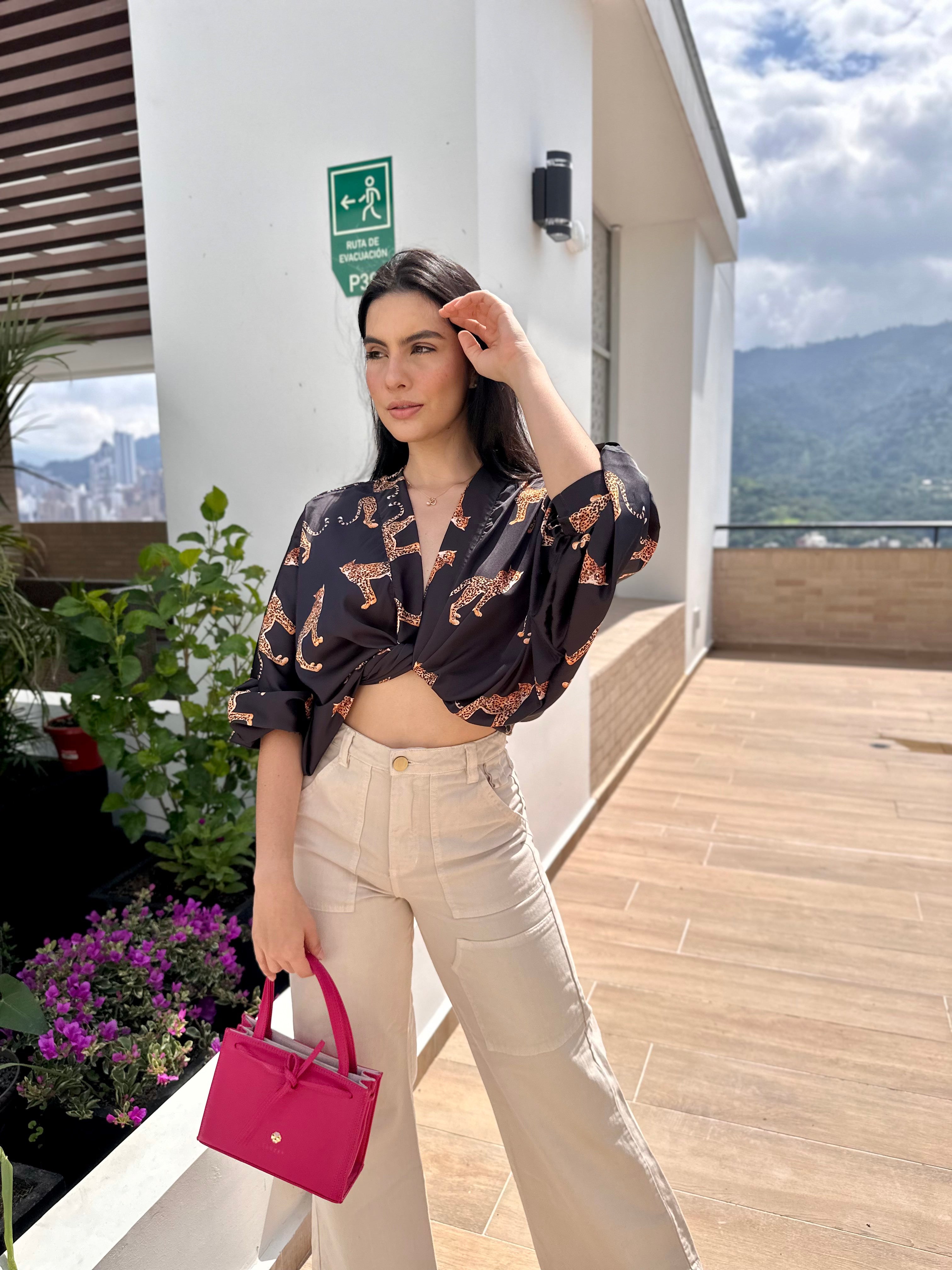 TOP LOLA PRINT NEGRO TIGRES