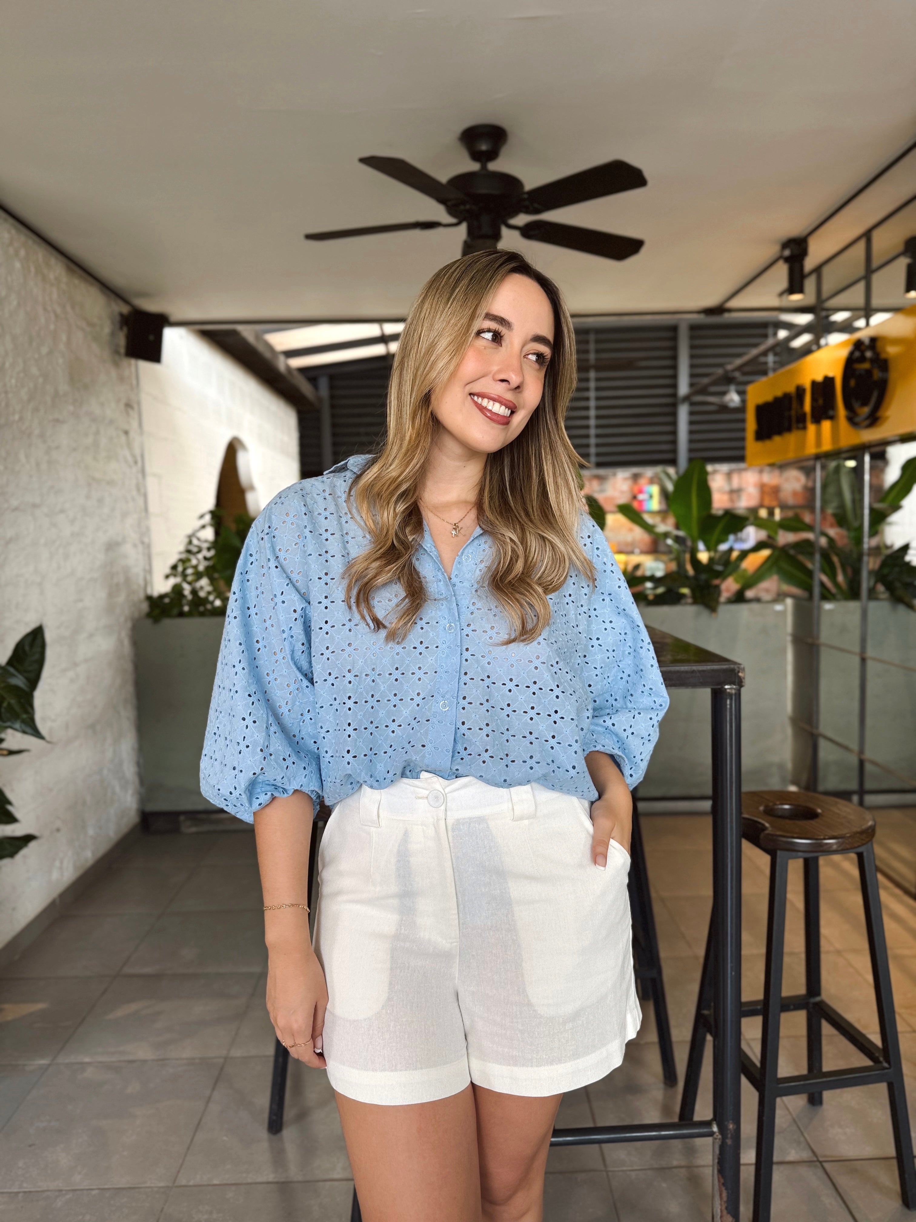 BLUSA GEORGINA OJALILLO PEQUEÑO CELESTE