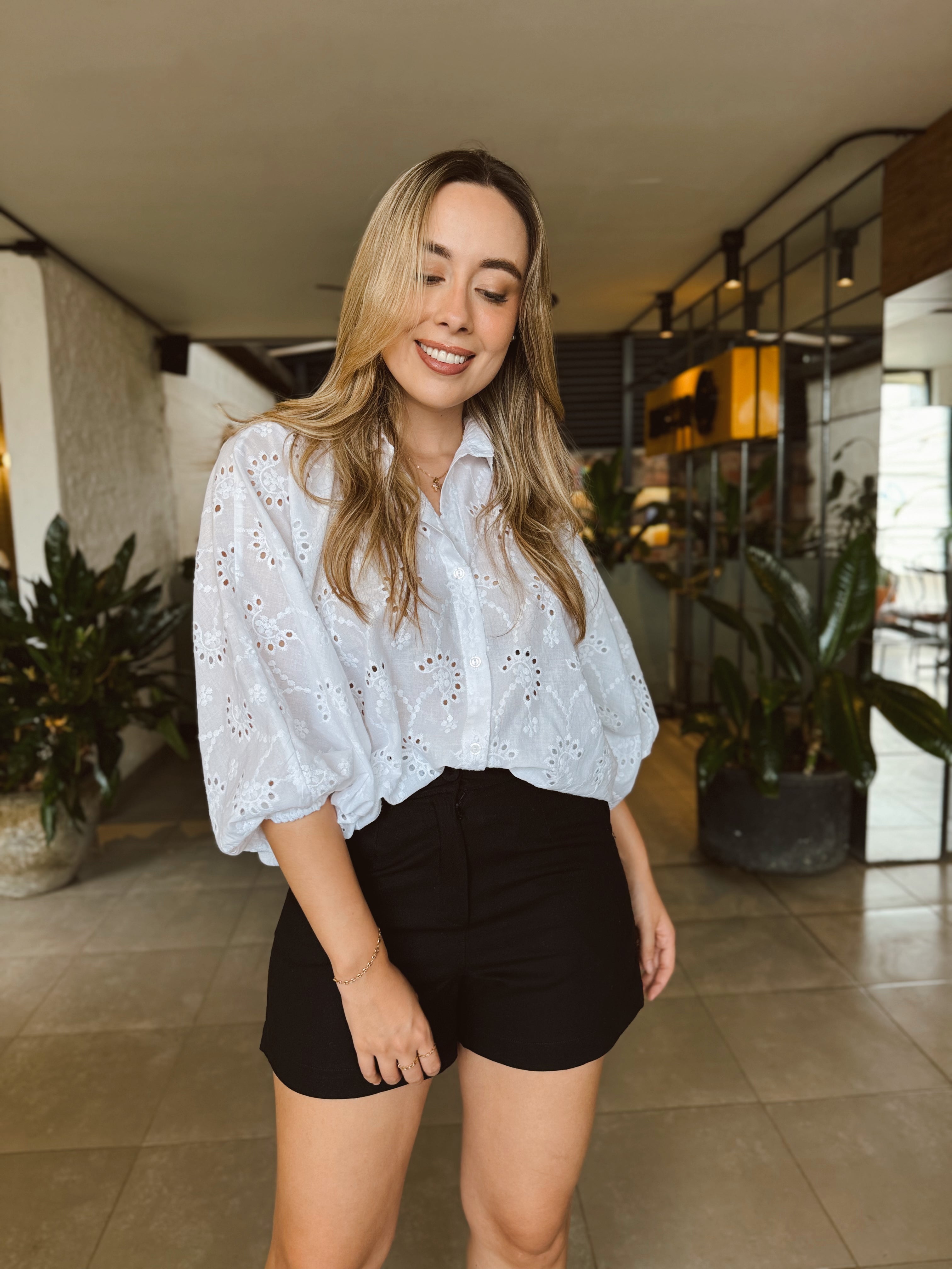 BLUSA GEORGINA OJALILLO FLOR BLANCA