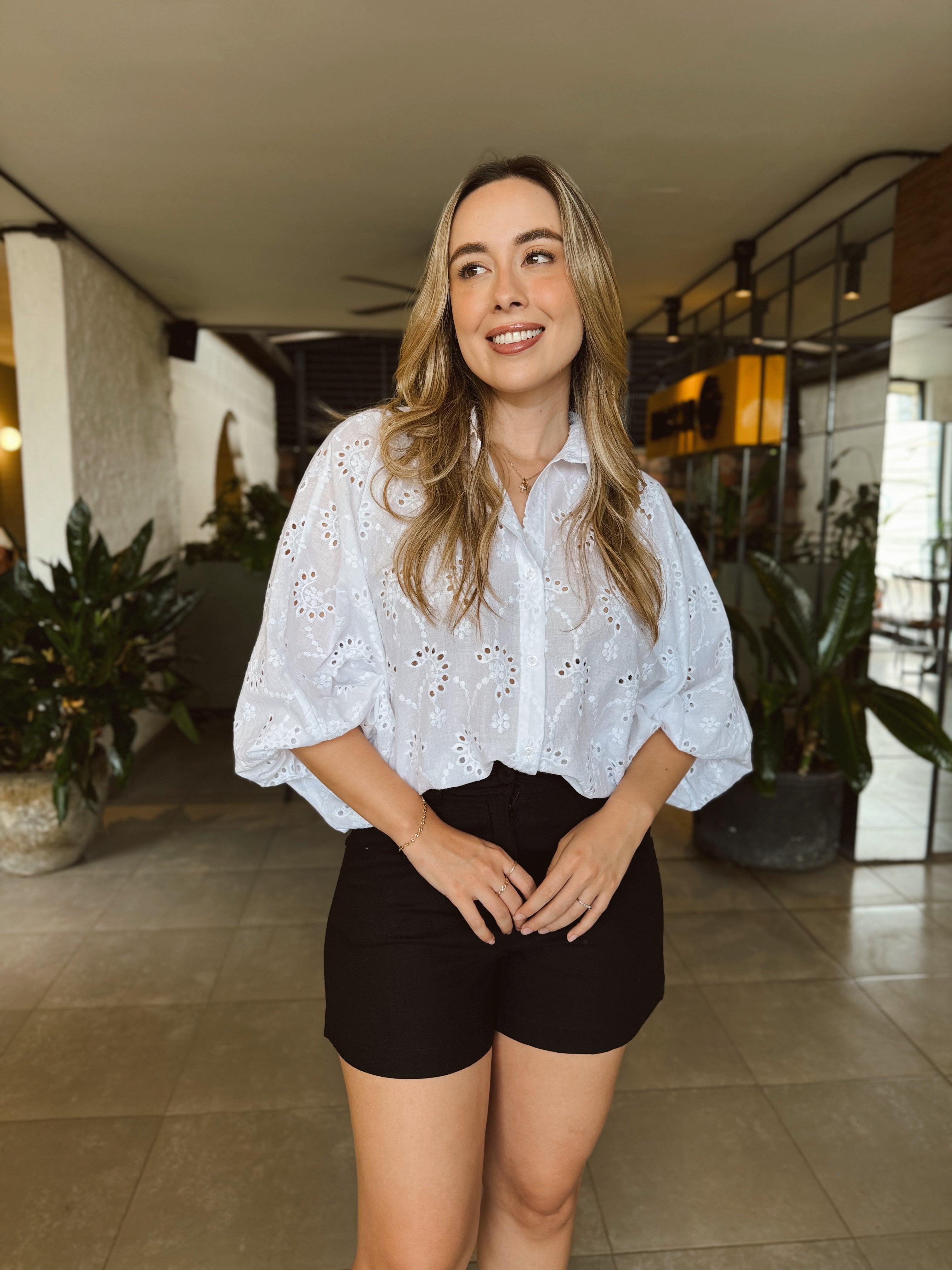 BLUSA GEORGINA OJALILLO FLOR BLANCA