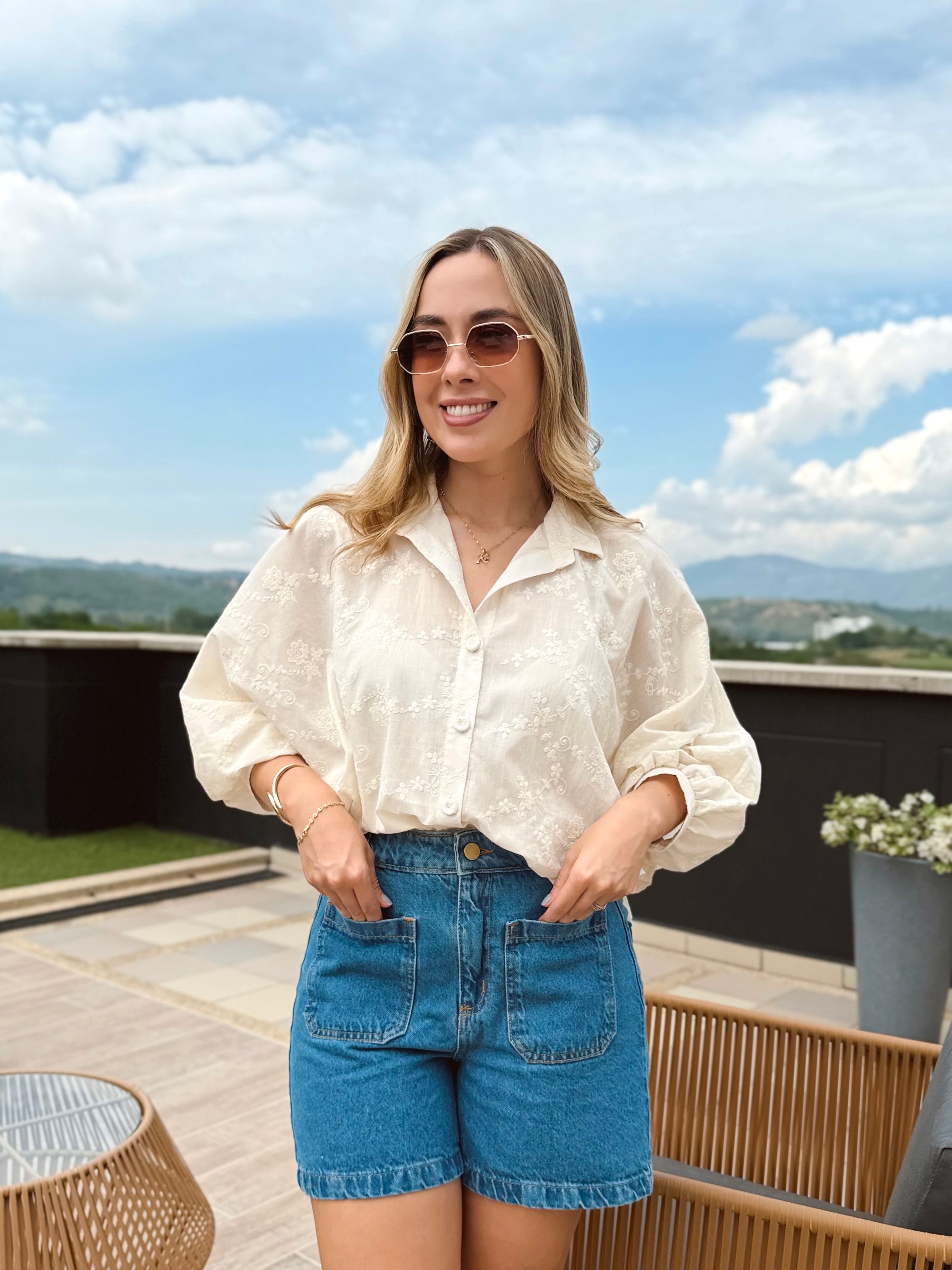BLUSA MARTINA FLOR PEQUEÑA BORDADA