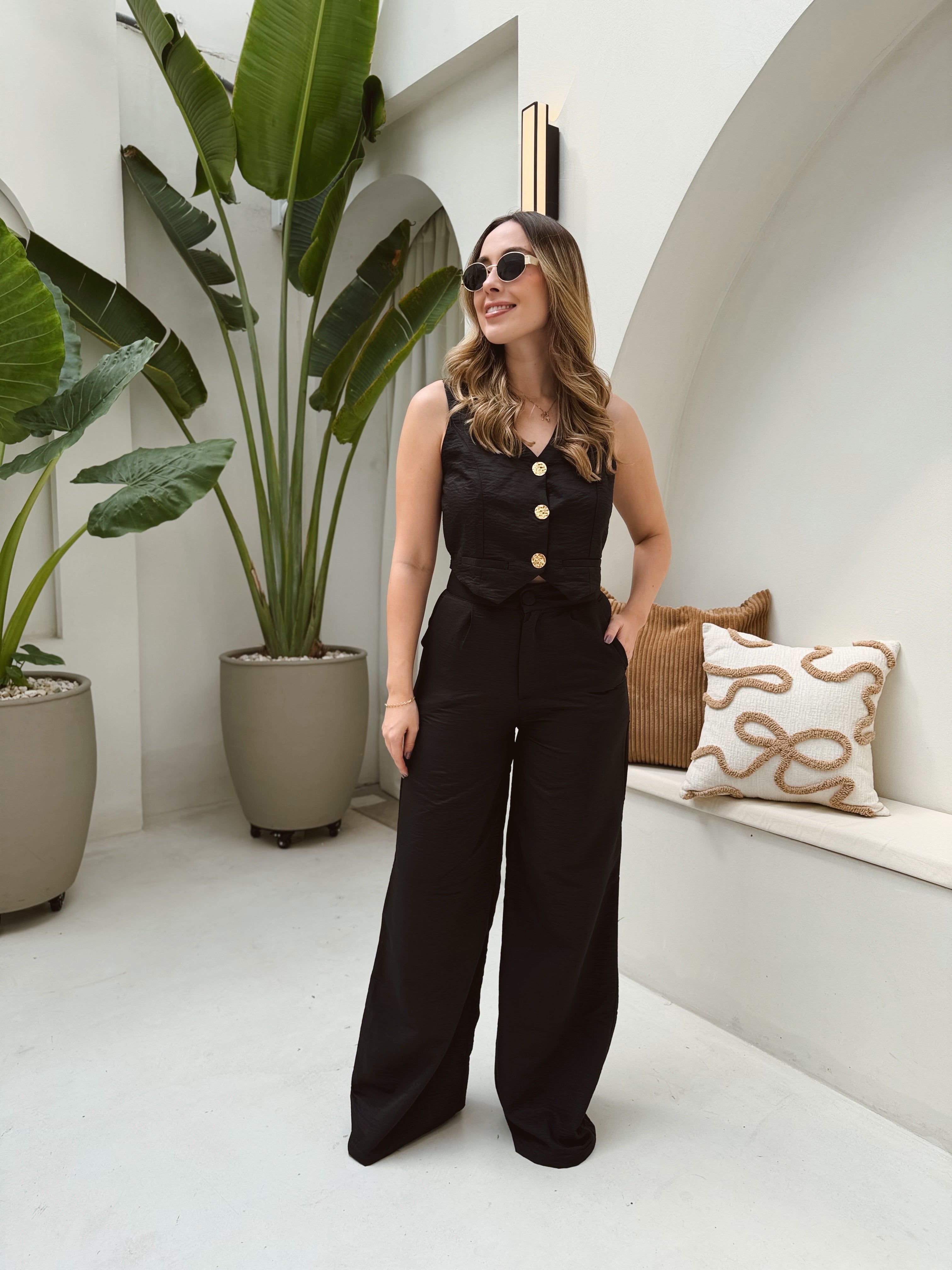 SET LUPITA NEGRO BOTÓN DORADO