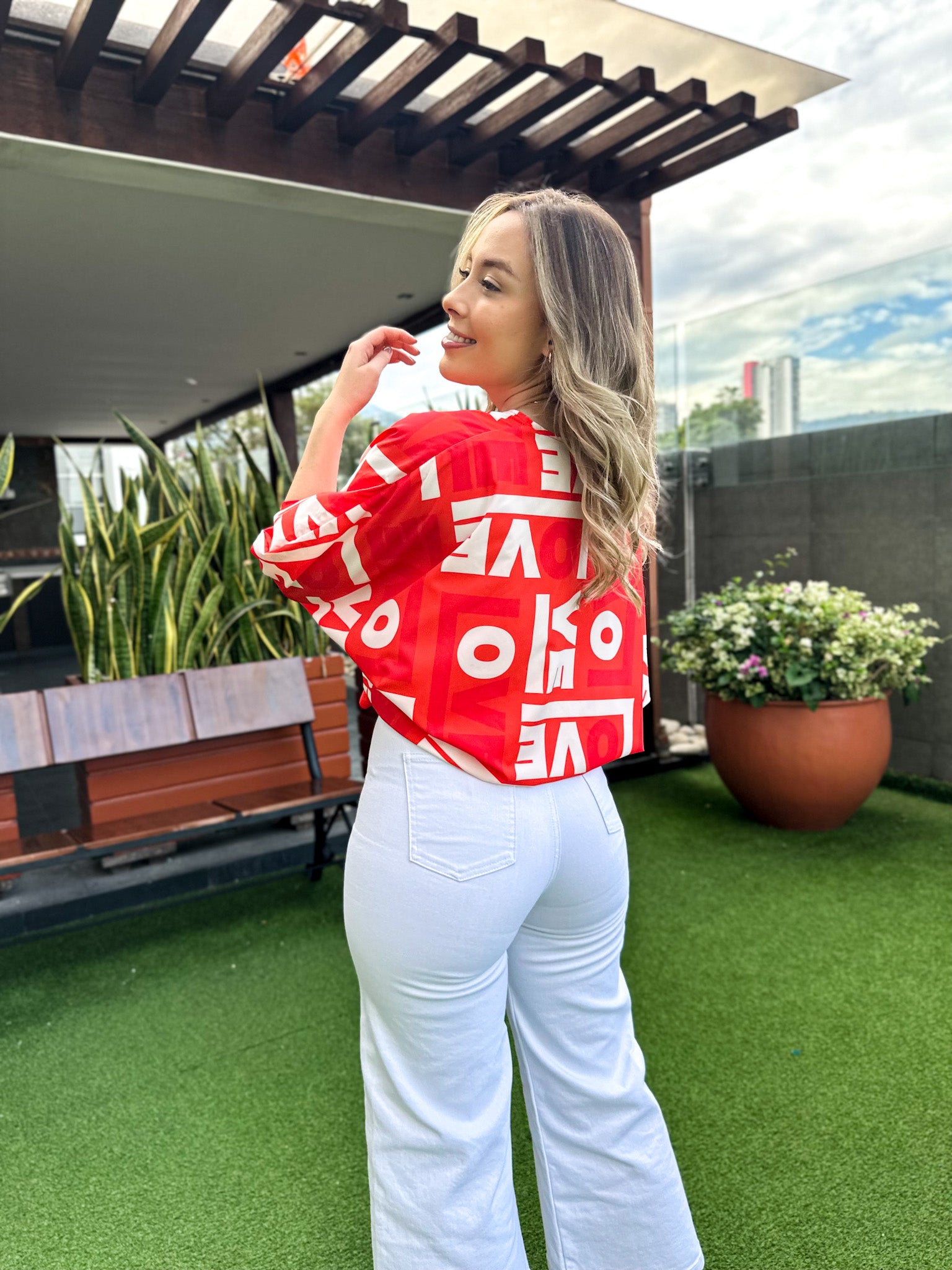 Outfit Pantalon Blanco Blusa Roja BLUSA ESMERALDA ESTAMPADA ROJO