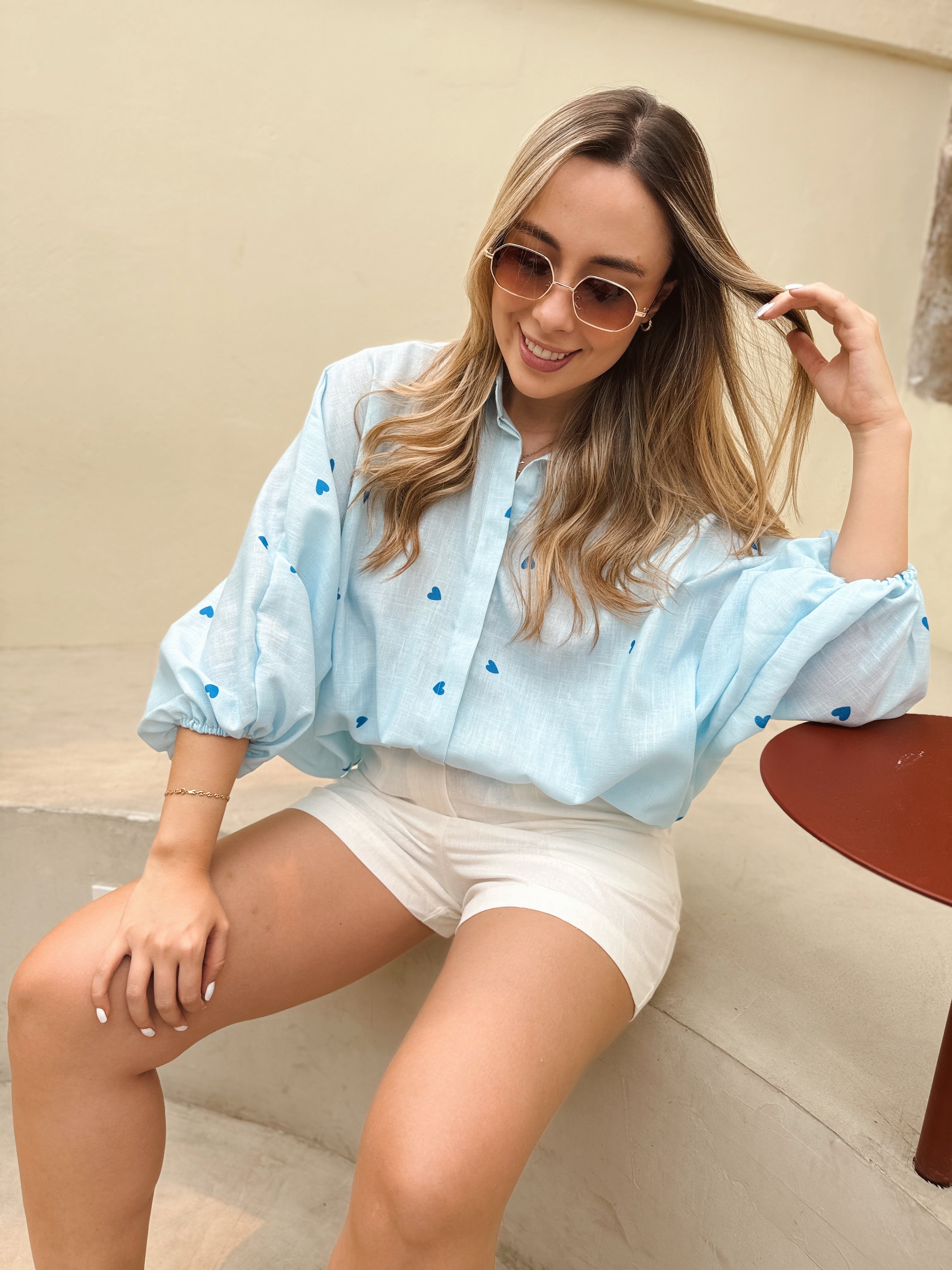 BLUSA GEORGINA PRINT CELESTE CORAZÓN AZUL