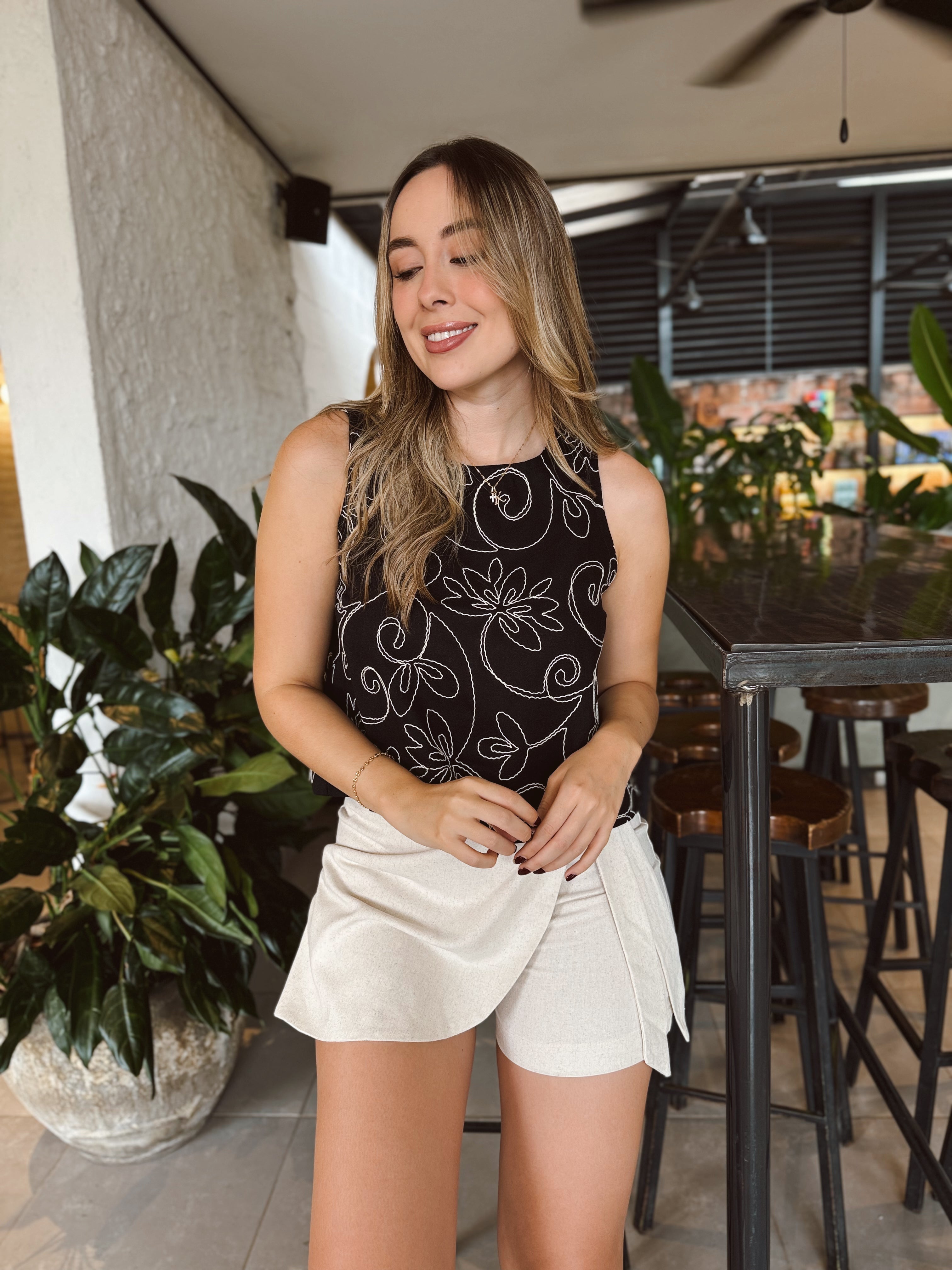 BLUSA SEVILLA BORDADA NEGRA
